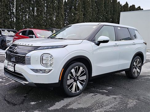 New 2026 Mitsubishi Outlander SE image 2