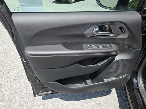 New 2027 Chrysler Pacifica Select FWD image 7