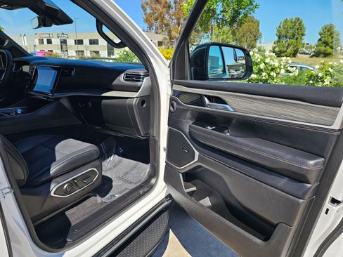 Used 2024 Jeep Wagoneer Series II w/ Flexible Seating Group image 33