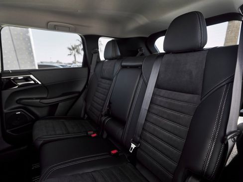 New 2025 Mitsubishi Outlander SE image 29