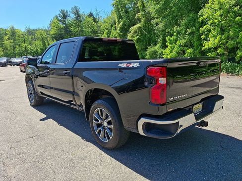 Used 2022 Chevrolet Silverado 1500 LT AWD/4WD image 5
