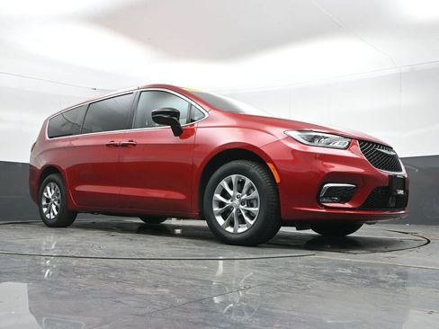 New 2026 Chrysler Pacifica Select AWD/4WD image 40