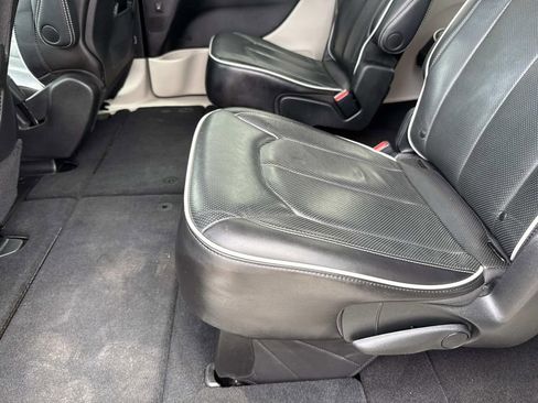 Used 2023 Chrysler Pacifica Limited image 13