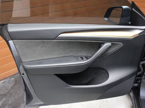 Used 2023 Tesla Model Y Long Range image 17