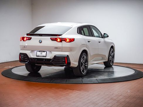 Certified 2025 BMW X2 xDrive28i AWD/4WD image 5