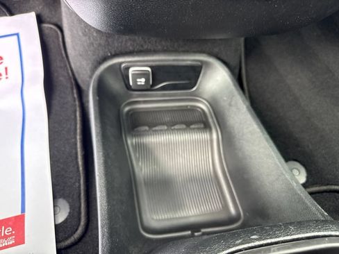 Used 2025 Chrysler Pacifica Select FWD image 23