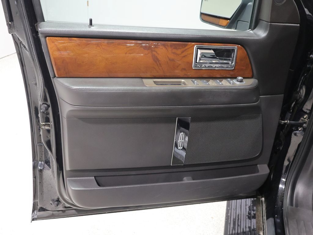 Used 2012 Lincoln Navigator 4WD image 23