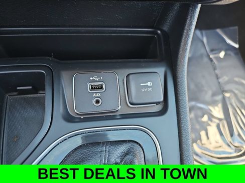 Used 2021 Jeep Cherokee Latitude Plus FWD image 23
