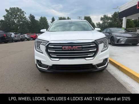 Used 2024 GMC Terrain SLT AWD/4WD image 3