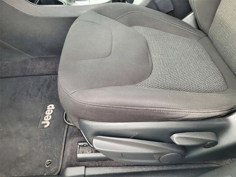 Used 2019 Jeep Cherokee Latitude w/ Popular Appearance Group image 27