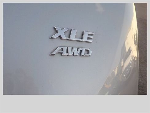 Used 2017 Toyota RAV4 XLE AWD/4WD image 8