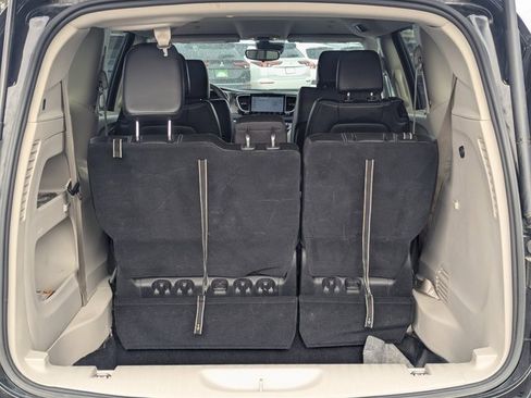 Used 2024 Chrysler Pacifica Touring-L image 29