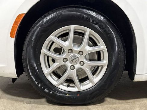 Used 2023 Chrysler Pacifica Touring-L FWD image 27