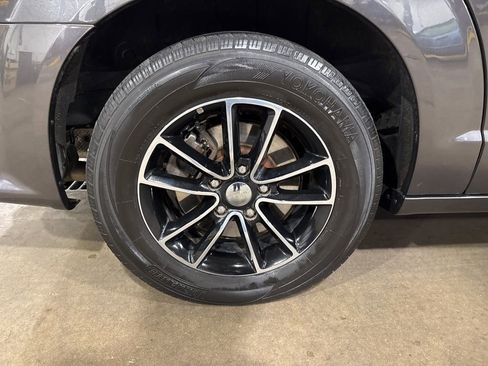 Used 2017 Dodge Grand Caravan SE image 9