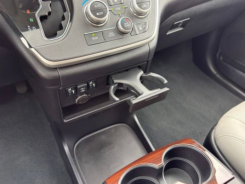 Used 2020 Toyota Sienna Limited FWD image 28