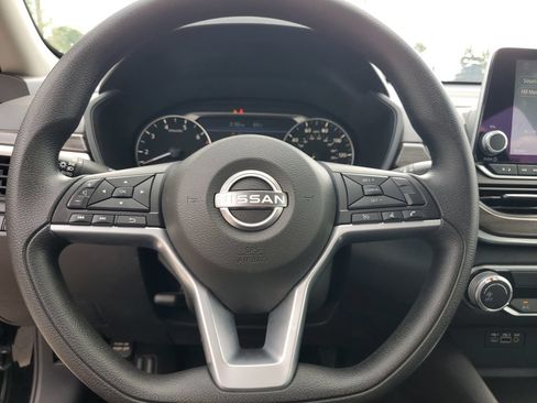 Used 2025 Nissan Altima 2.5 SV FWD image 21