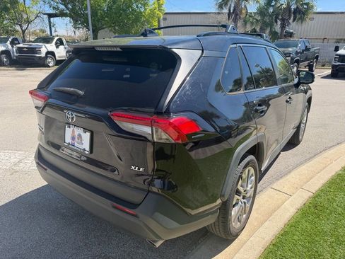 Used 2020 Toyota RAV4 XLE Premium image 4