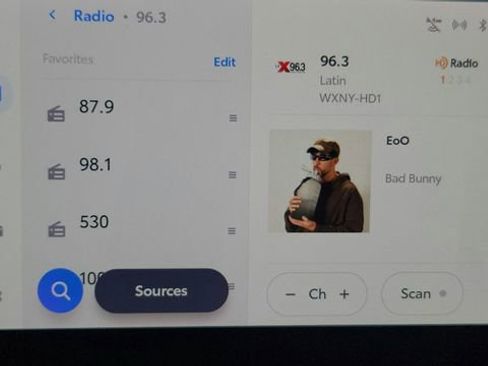 Used 2025 Toyota Corolla LE image 12