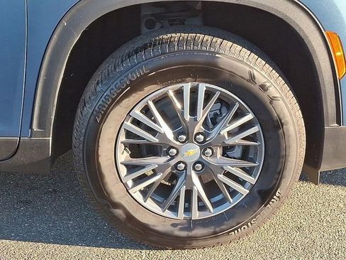 Used 2025 Chevrolet Traverse LT image 11