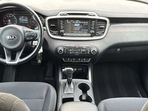 Used 2018 Kia Sorento FWD image 19