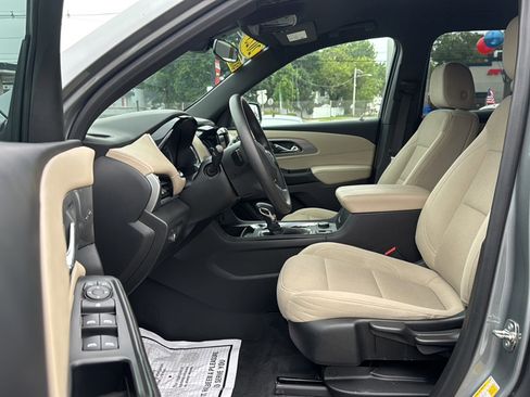Used 2023 Chevrolet Traverse LS image 15