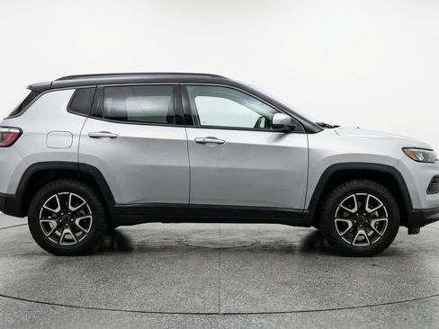 Used 2025 Jeep Compass Trailhawk AWD/4WD image 11