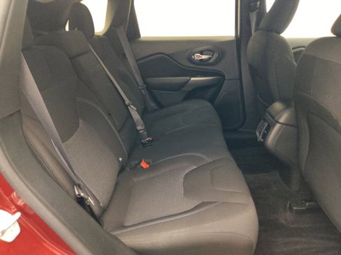 Used 2019 Jeep Cherokee Latitude w/ Popular Appearance Group AWD/4WD image 19