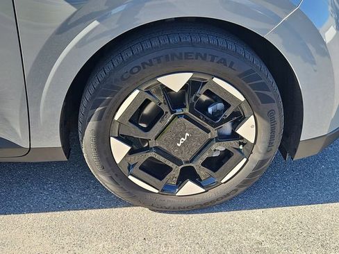 Used 2025 Kia Carnival EX image 5