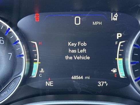 Used 2023 Chrysler Pacifica Touring-L image 41