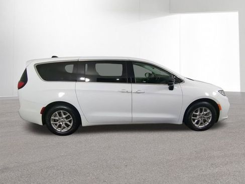 Used 2024 Chrysler Pacifica Touring-L FWD image 39
