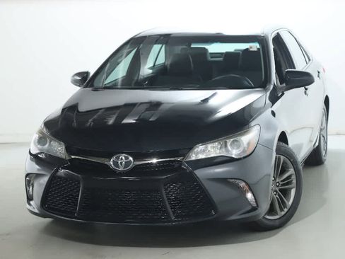 Used 2017 Toyota Camry SE image 3
