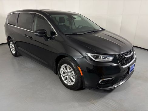 Used 2023 Chrysler Pacifica Touring-L FWD image 2