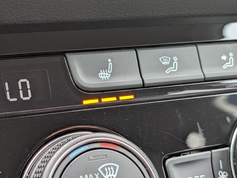 Certified 2024 Volkswagen Taos SE FWD image 22