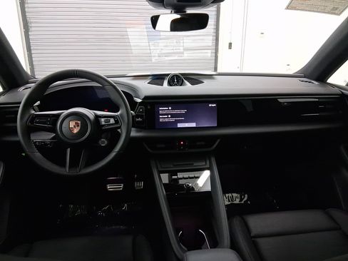 New 2025 Porsche Macan Electric image 21