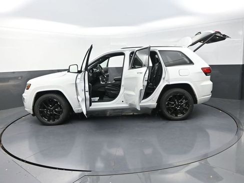 Used 2018 Jeep Grand Cherokee Altitude image 47