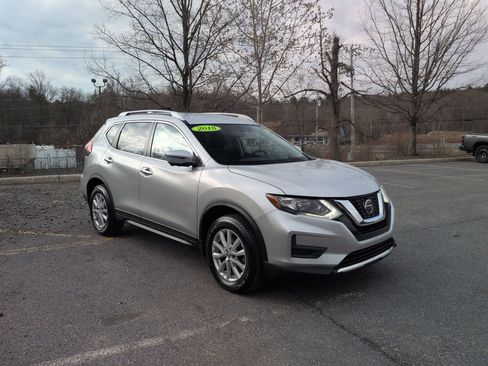 Used 2018 Nissan Rogue SV w/ Premium Package image 3