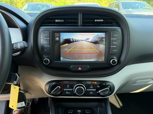 Used 2025 Kia Soul LX w/ LX Technology Package FWD image 6