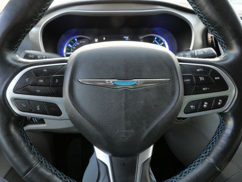 Used 2021 Chrysler Pacifica Touring-L image 25