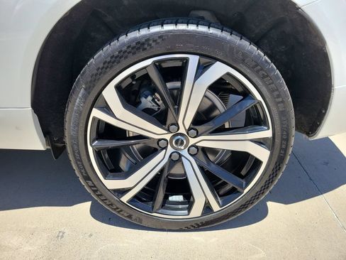Used 2022 Volvo XC60 T8 R-Design w/ Advanced Package AWD/4WD image 12