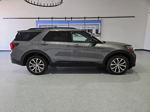 Used 2025 Ford Explorer ST-Line AWD/4WD image 9