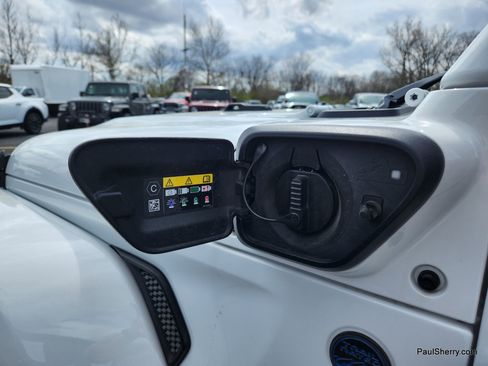 Used 2025 Jeep Wrangler Sahara image 6