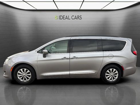 Used 2017 Chrysler Pacifica Touring-L FWD image 8