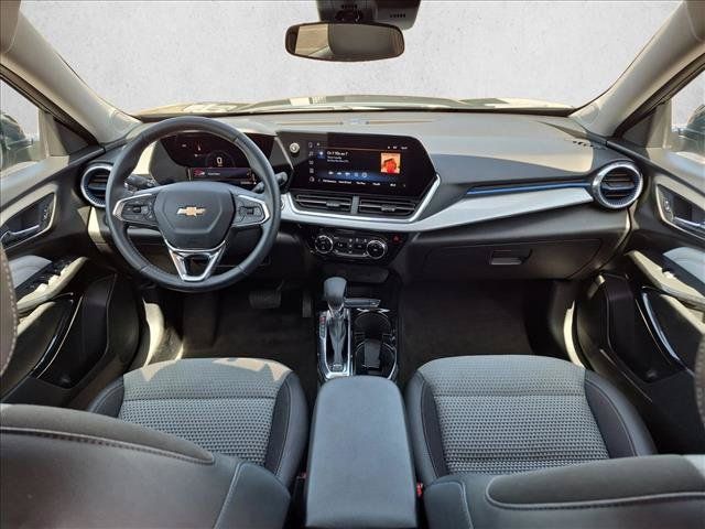Used 2025 Chevrolet Trax LT w/ LT Convenience Package FWD image 16