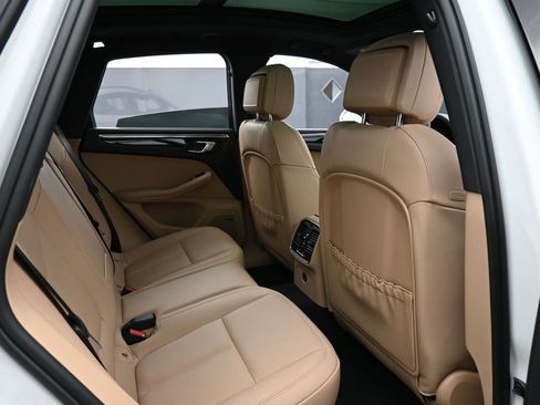 Certified 2025 Porsche Macan image 28