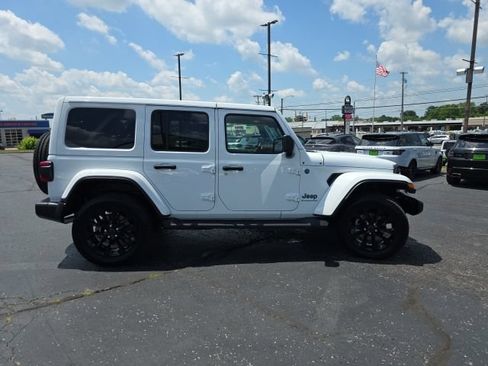 Used 2025 Jeep Wrangler Unlimited Sahara AWD/4WD image 9