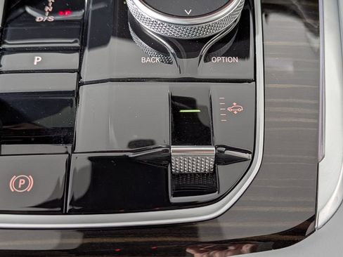 Used 2025 BMW X7 xDrive40i w/ Premium Package image 33