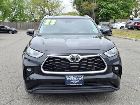 Used 2023 Toyota Highlander XLE AWD/4WD image 2