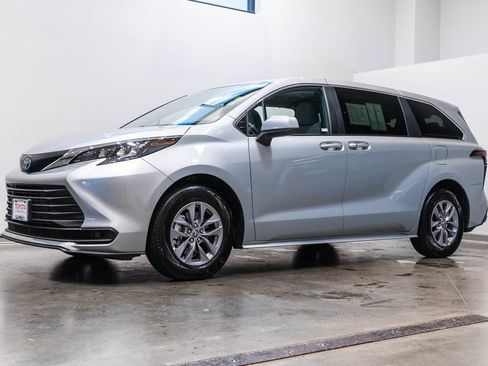 Certified 2025 Toyota Sienna LE FWD image 3