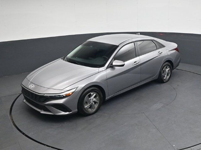 Used 2025 Hyundai Elantra SE FWD image 29