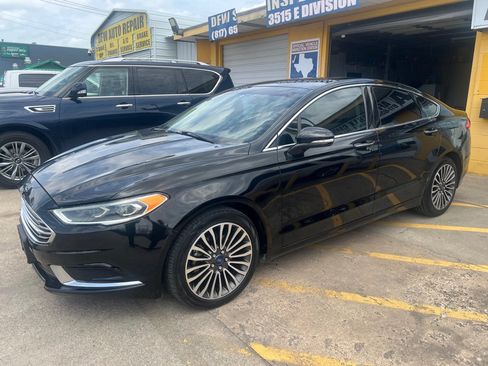 Used 2018 Ford Fusion SE w/ Fusion SE Technology Package FWD image 3